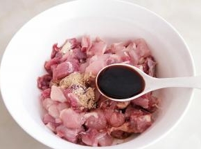 加入生抽，料酒。