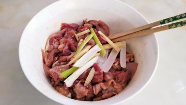 加入葱姜拌匀腌制10分钟。