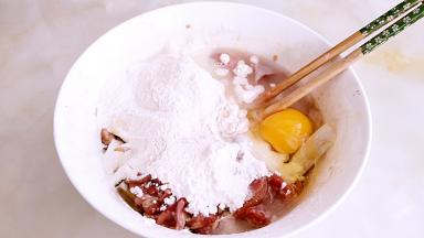 放入面粉，打入鸡蛋。