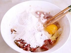 放入面粉，打入鸡蛋。