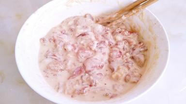 搅拌至较稠的糊状，没有疙瘩的状态。