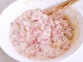 搅拌至较稠的糊状，没有疙瘩的状态。