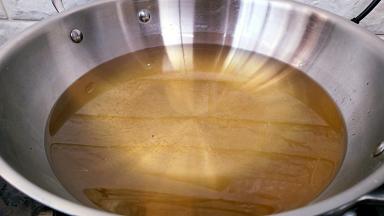 玉米油烧至8成热。