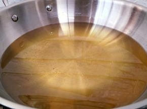 玉米油烧至8成热。