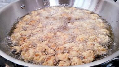 一次锅中放满，余下的可以在次炸一锅。