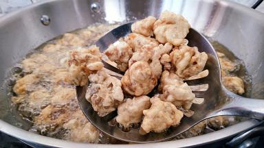 炸至微黄色可以捞出，重新开始烧热油温。