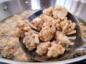 炸至微黄色可以捞出，重新开始烧热油温。