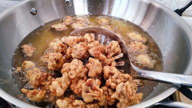 油温升温重新入锅复炸一次。