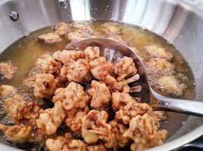 油温升温重新入锅复炸一次。