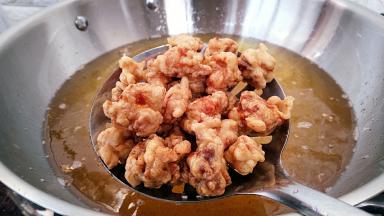 炸至金黄色就可以出锅了。