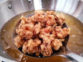 炸至金黄色就可以出锅了。