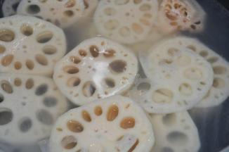 烧一锅开水，放入莲藕