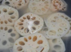 烧一锅开水，放入莲藕