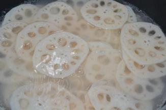 煮至莲藕肉质变透，捞起，放入冰水里泡凉，
然后捞起沥干水