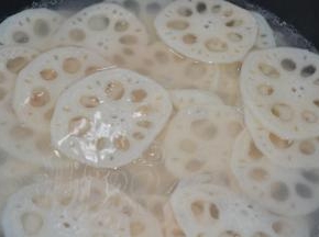 煮至莲藕肉质变透，捞起，放入冰水里泡凉，
然后捞起沥干水