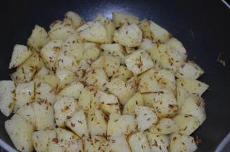 快速翻炒均匀，然后中小火煎土豆块，不动