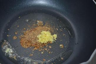 中火热锅，锅里放入适量的油，放入孜然和姜末