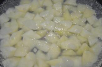 烧开后把土豆块放入煮熟，煮熟的土豆肉质会变透的，然后捞起沥水