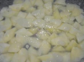 烧开后把土豆块放入煮熟，煮熟的土豆肉质会变透的，然后捞起沥水