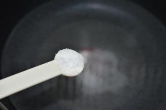 锅里放多点水，放入2小勺盐