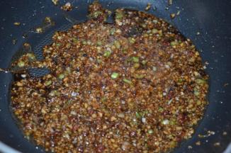 快速搅散，煮至冒泡（滚起）