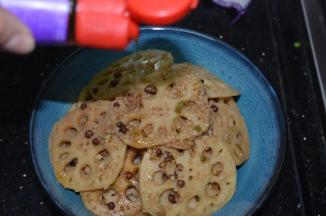 然后吃之前倒入一些芝麻油，增添口味