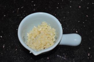 蒜头和葱白切成碎末，越碎越好。