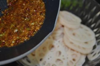 把熬好的酱淋到莲藕片上