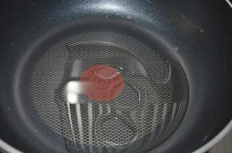 中火热锅，锅里放入油，多一点，大概20g