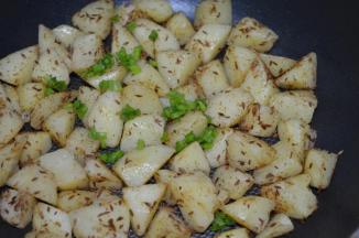 放入葱花，转中火，快速翻炒10秒即可