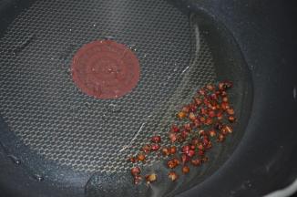油热后放入花椒，爆至闻到花椒香