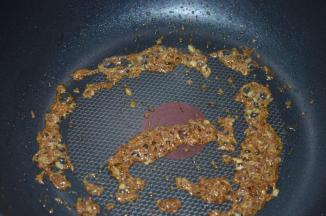 爆香，爆至孜然颜色变深且散发香味