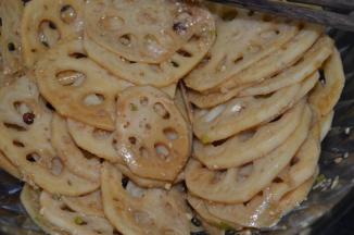 搅拌均匀，盖上保鲜膜放入冰箱冷藏入味
期间取出搅拌均匀，搅拌2-3次，重复以下搅拌-冷藏-搅拌-冷藏-搅拌-冷藏
3次后莲藕就完全入味了