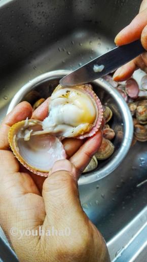 用餐刀从贝壳中间快速伸进去，割断一面的贝柱，这样就能打开贝壳，若手慢会闭的紧紧的，那就放一会，过一会就会慢慢的松开一点，用餐刀贴着贝壳割下另一面贝柱，整个的鸟贝肉就很完整的取下来