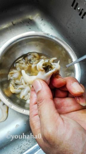 用剪刀剪开鸟贝尾部，去掉肠子类的东东，再冲洗干净。