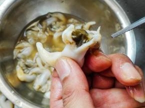 用剪刀剪开鸟贝尾部，去掉肠子类的东东，再冲洗干净。