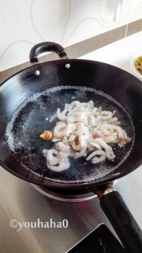 起锅烧水，水里放姜片2片，水开始冒小泡的时候，放入鸟贝焯水；