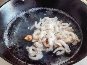 起锅烧水，水里放姜片2片，水开始冒小泡的时候，放入鸟贝焯水；