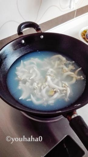 水变色煮开后，需要快速捞出控水装盘，手慢的话鸟贝就咬不动了。