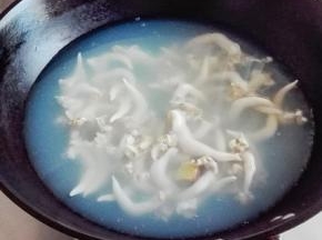 水变色煮开后，需要快速捞出控水装盘，手慢的话鸟贝就咬不动了。