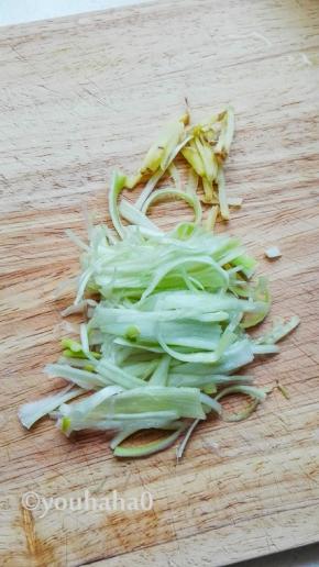 大葱切丝、姜切丝