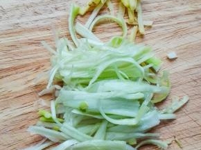 大葱切丝、姜切丝