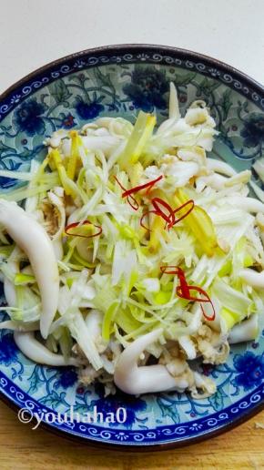 放在鸟贝的上面，干红椒剪细丝放在上面做一下装饰，倒入适量的味极鲜酱油或生抽。