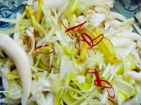 放在鸟贝的上面，干红椒剪细丝放在上面做一下装饰，倒入适量的味极鲜酱油或生抽。