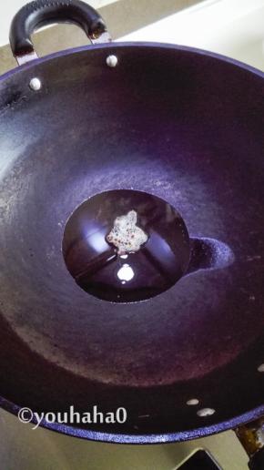 另起炒锅，放油、花椒烧热