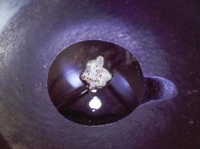 另起炒锅，放油、花椒烧热