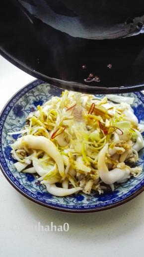 待花椒出香味，趁热浇在葱丝上，拌匀即可开吃