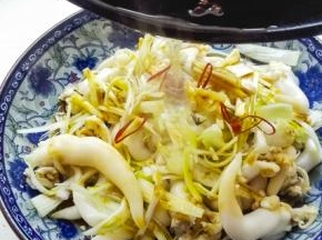 待花椒出香味，趁热浇在葱丝上，拌匀即可开吃