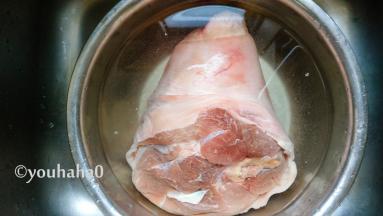 猪肘子一个，化冻后放清水里浸泡2个小时左右，去掉血水