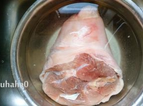 猪肘子一个，化冻后放清水里浸泡2个小时左右，去掉血水